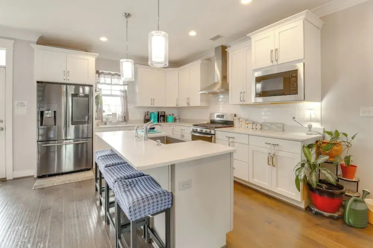 Walk to Ocean: Group Getaway in Virginia Beach!