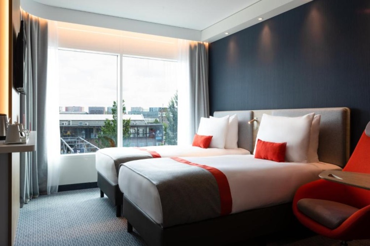 Standard Twin Top Floor City View room