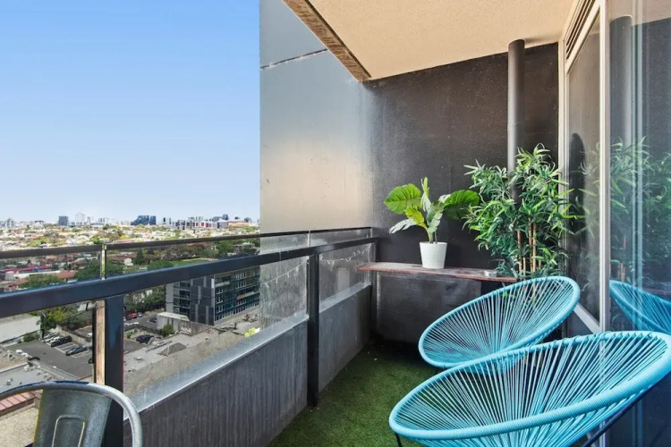Chic 1-bed With Balcony Views and Amenities