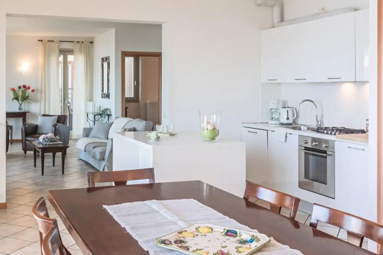 Sunny Varenna Apartment