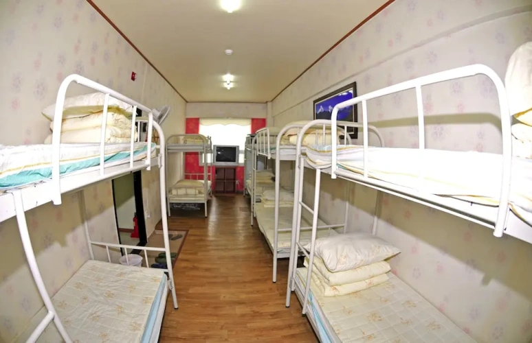 Standard Sextuple Family room