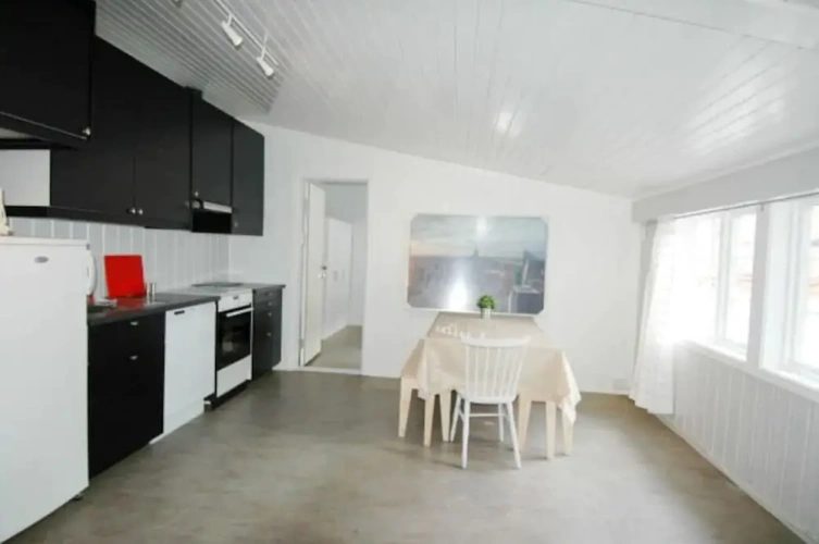 5 Bedrooms Apartment