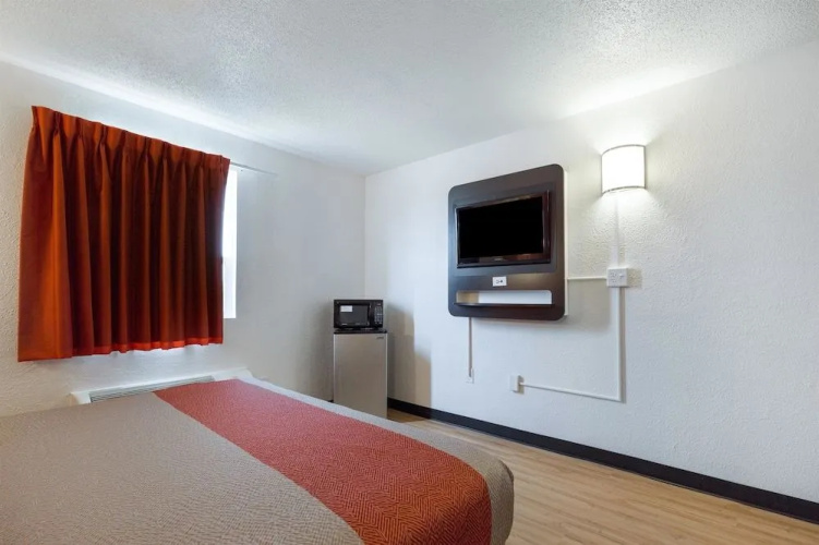 Motel 6 Lincoln, IL