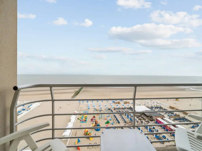 One-bedroom Flat With sea Views and Parking