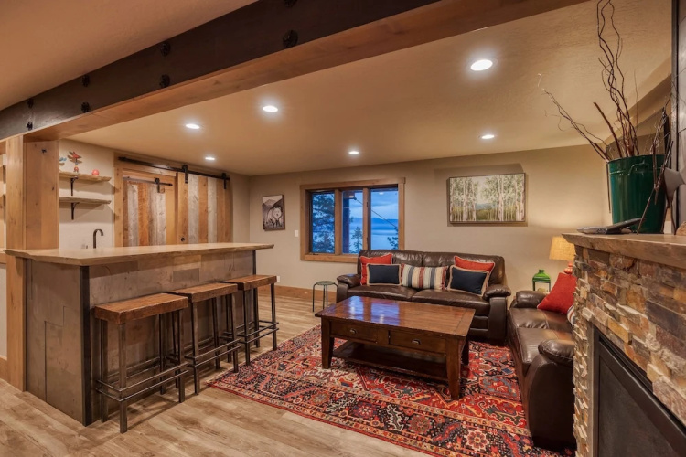5BR 4BA Lake View Cabin by RedAwning