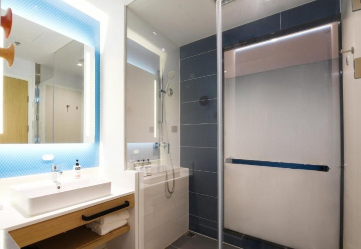 Standard Twin room with city view