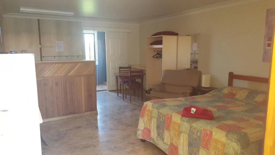 Bronco Motor Inn