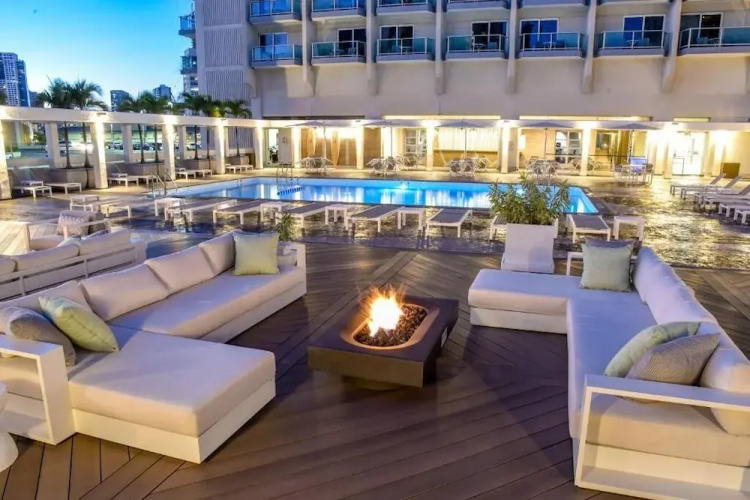 Ala Moana Condo by Zelloo