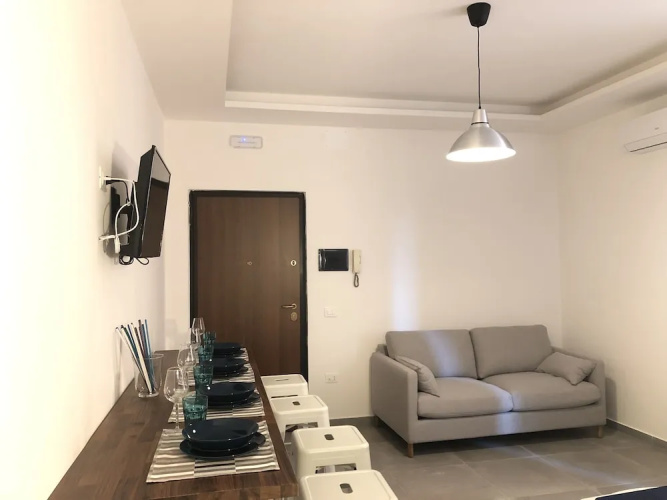 21 Holiday House