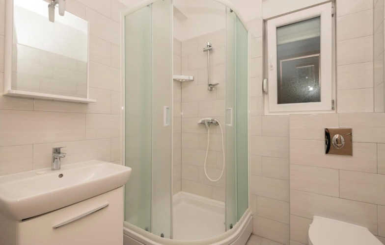 Beautiful Apartment in Drvenik With Wifi