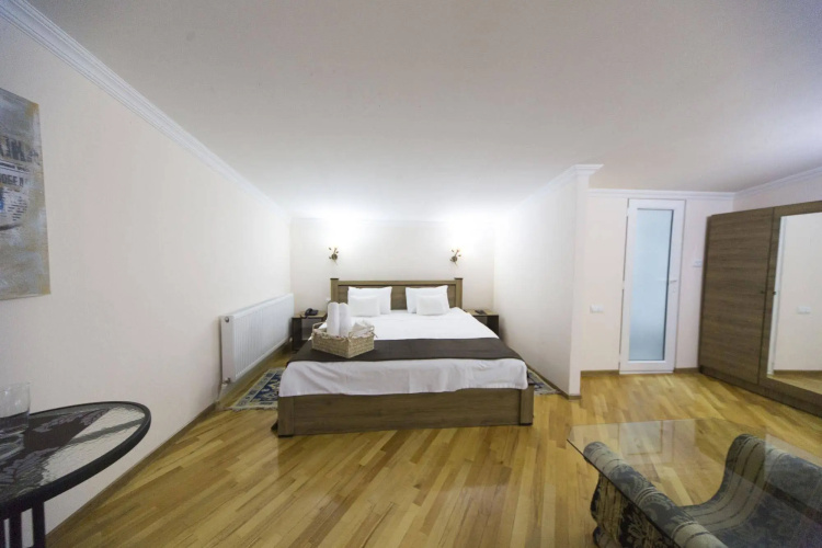 Log Inn Boutique Hotel
