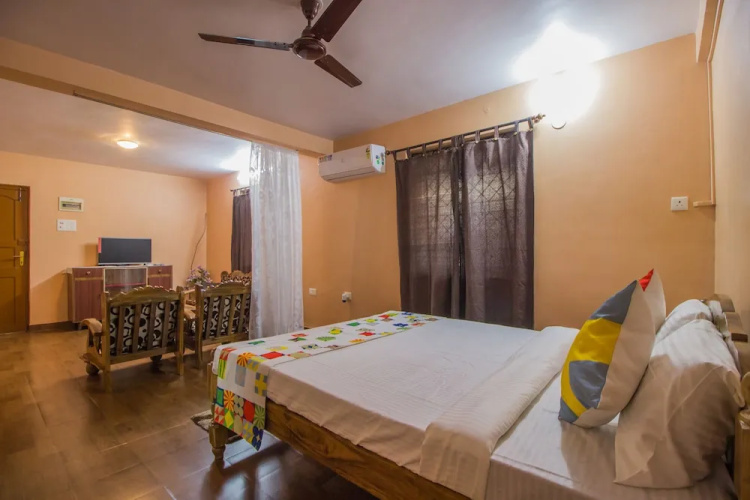 OYO 12197 Home Colourful Studio