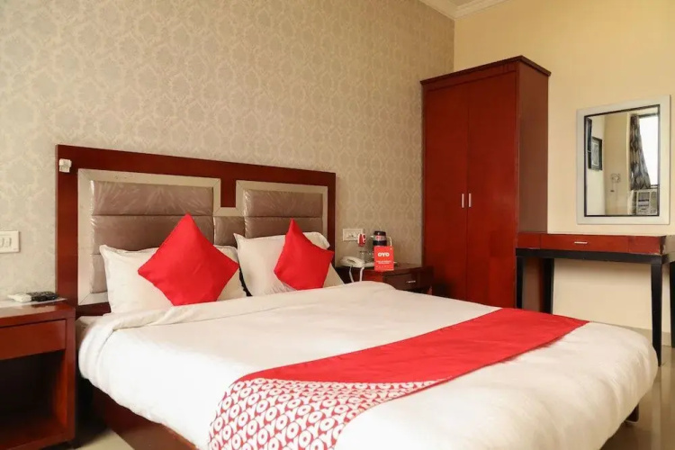 OYO Flagship 070 Hotel Orient Palace