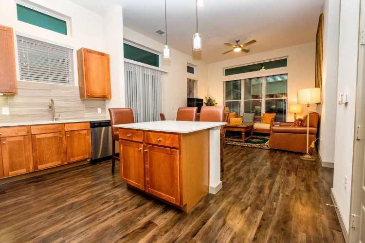 Bright and Airy Condo with Fast Wifi! Gym, Pool & Parking Included!