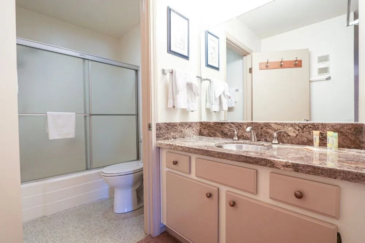 Summit 211 Spacious and Clean, Private Balcony, On Free Shuttle Route by RedAwning
