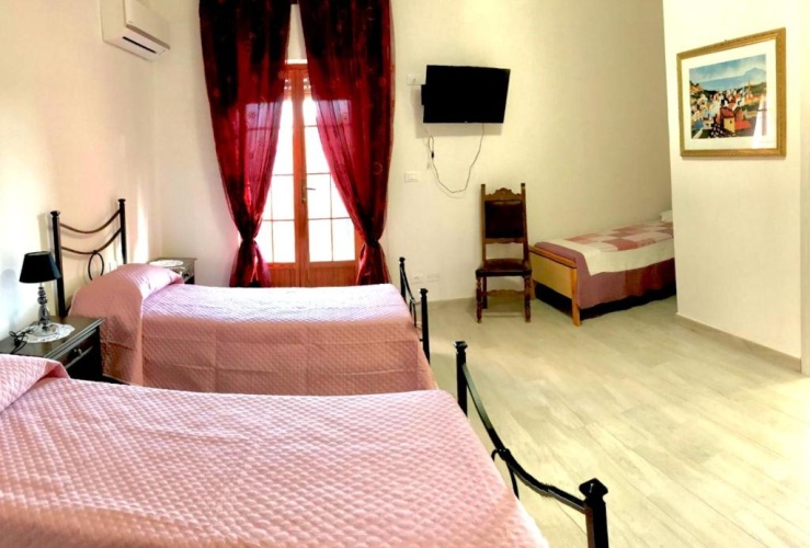Standard Triple room