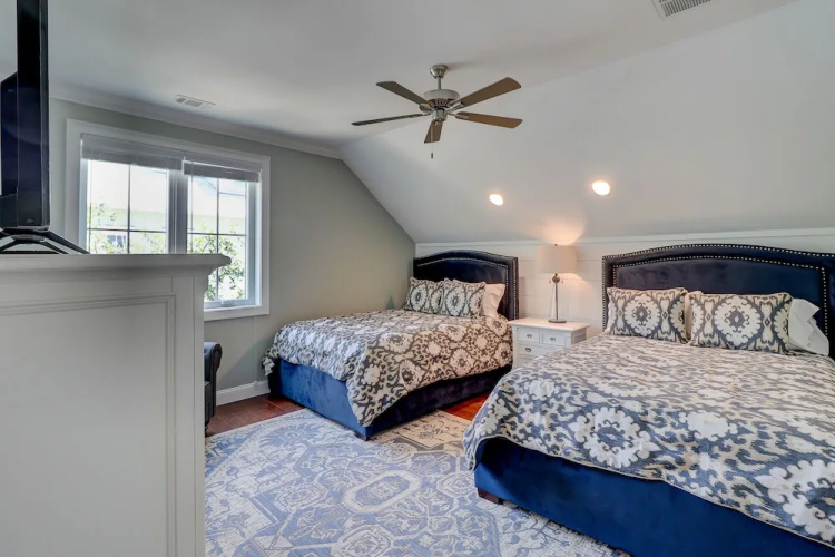 4 Shore Crest Ln