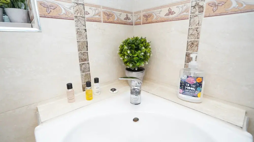4Bed Spacious House Free Parking
