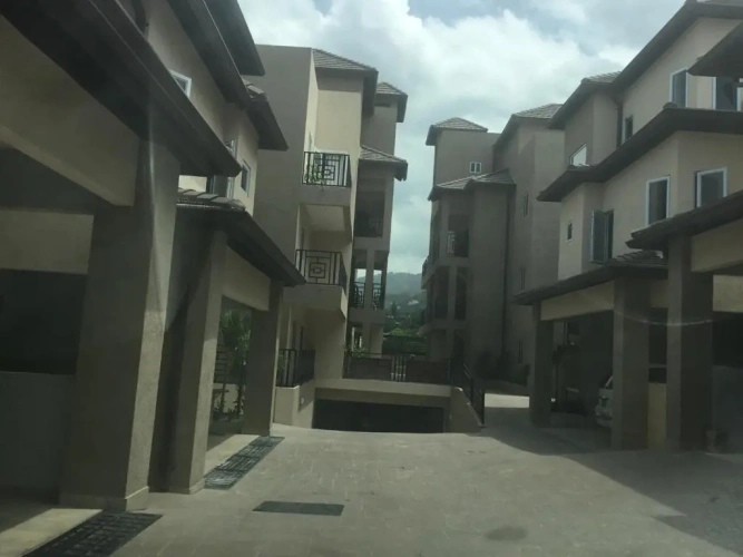 3 Bedrooms Apartment