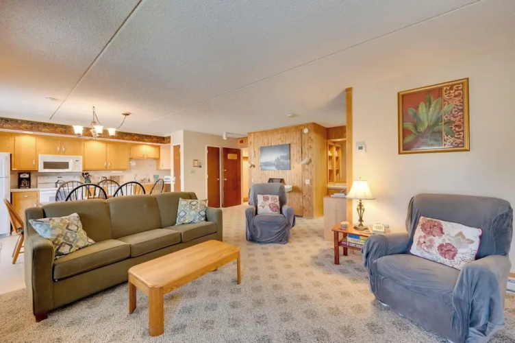 Close to Smuggs Lifts! Cozy Mountain-view Condo