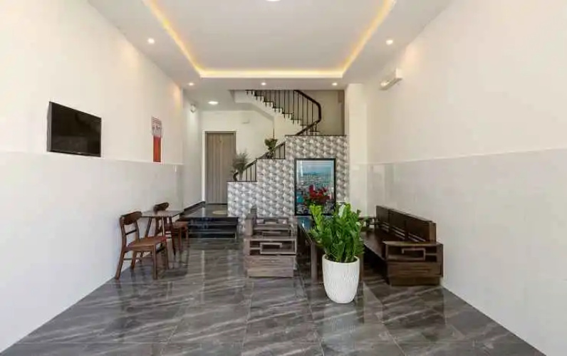 Van Apartment and Hotel