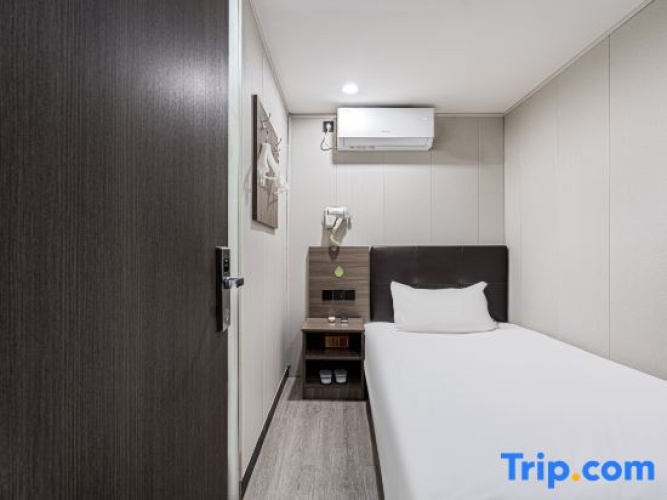 Standard Double room with street view