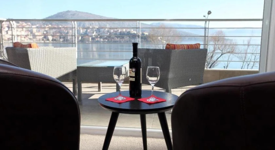 Paralimnio Suites