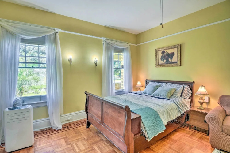 Historic Crescent City Studio - Lakefront w/ Dock!