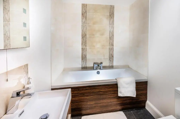 Modern & spacious 2-bed flat with secure parking