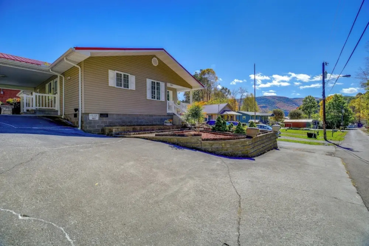 Laptop-friendly Appalachian Mountain Retreat!