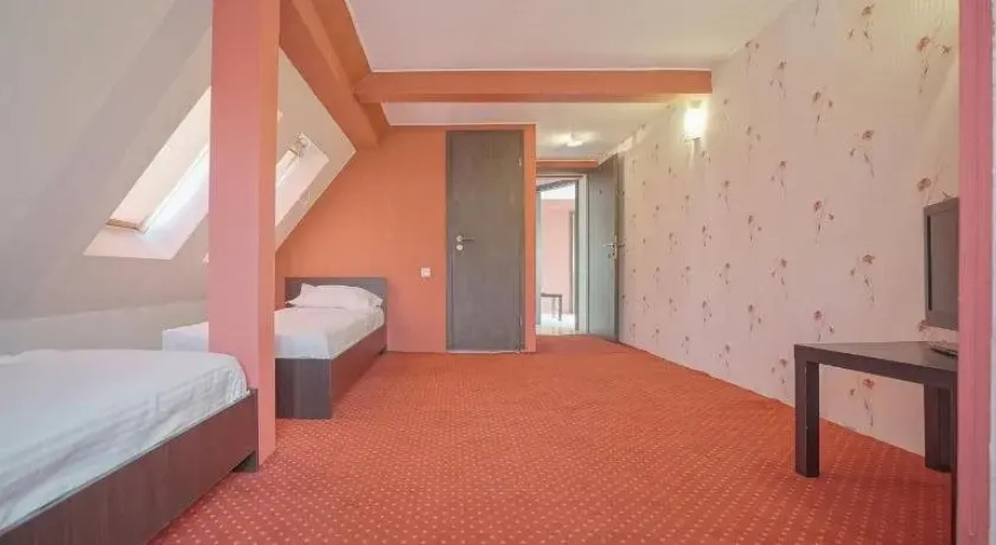 Cn2I Luxury Accommodation/ Monique