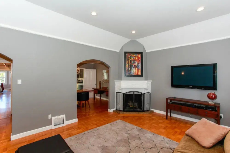 Stylish 2BR Sunset House W Parking by RedAwning