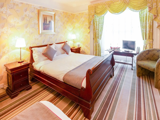 OYO Lamphey Hall Hotel