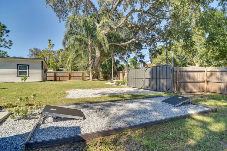 Tampa Studio w/ Shared Backyard ~ 4 Mi to Downtown