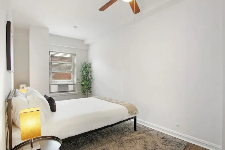 Sleek 2BR - Hyde Park 405