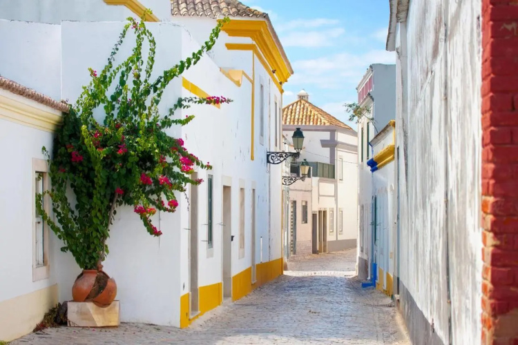 Made Inn Faro Hotel  