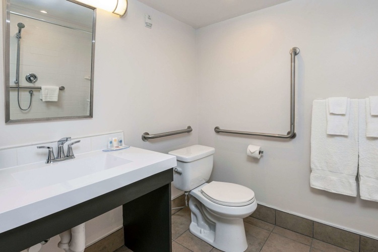 Comfort Suites Kingston Central photo 12