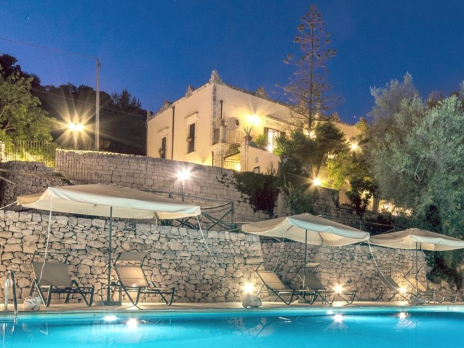 5 Bedrooms Villa