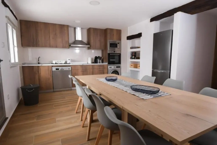 4 Bedrooms Cottage