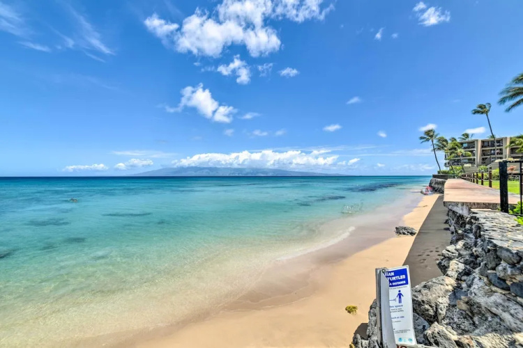 Beachfront Condo: Sunset Views & Pool Access!