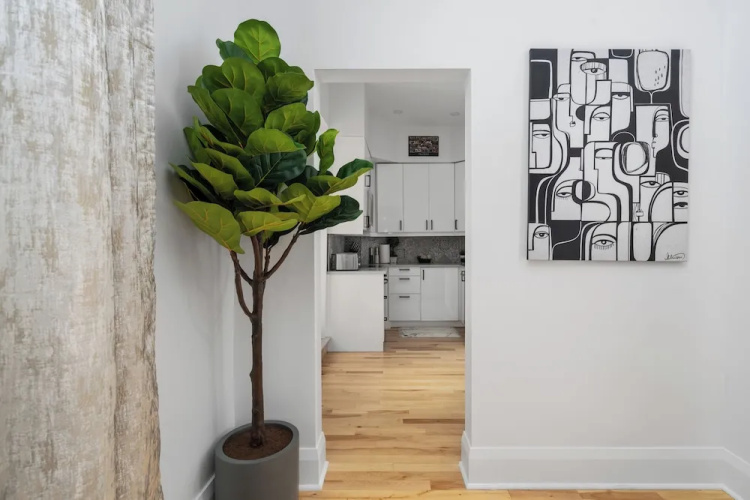 Downtown Luxe - Parking, Metro, King Bed, Sleeps 6
