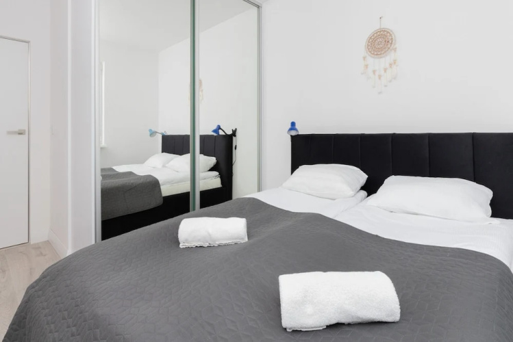 Spacious Bright Apartment by Renters