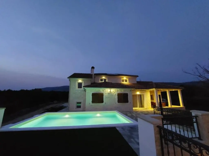 3 Bedrooms Villa