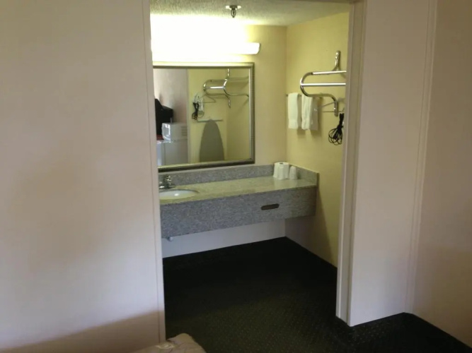 EZ Travel Inn