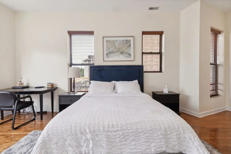 Apartment Near Downtown & Uchicago 4 Bedroom Condo by RedAwning