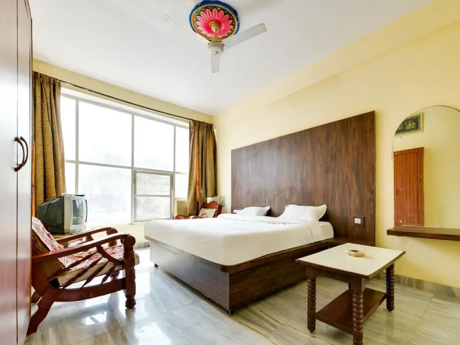 SPOT ON 36985 Praful Palaces