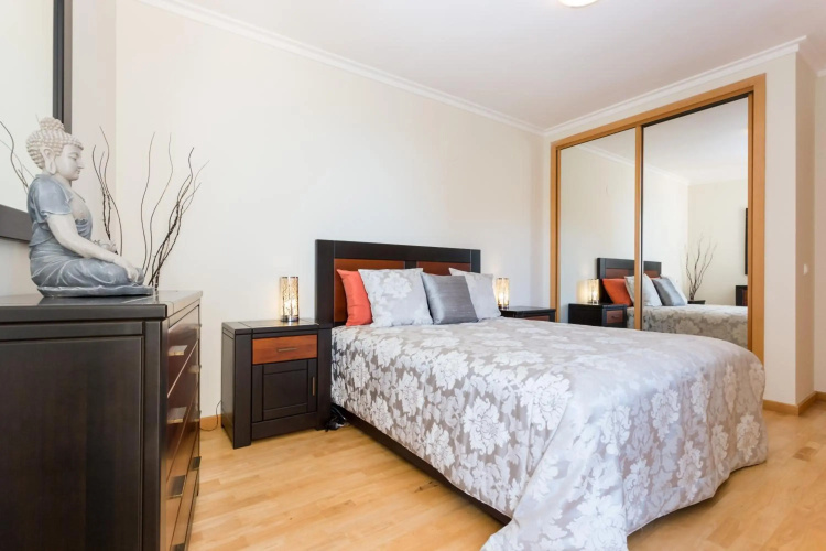 2 bedroom Sea View apartment, private parking