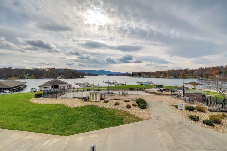 Top-floor Balcony & Serene Views: Huddleston Condo