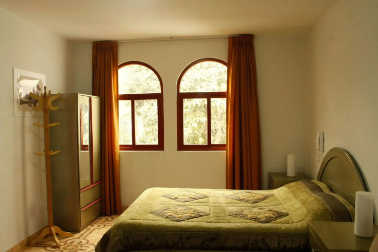 LYNIK La Casa de Blanca