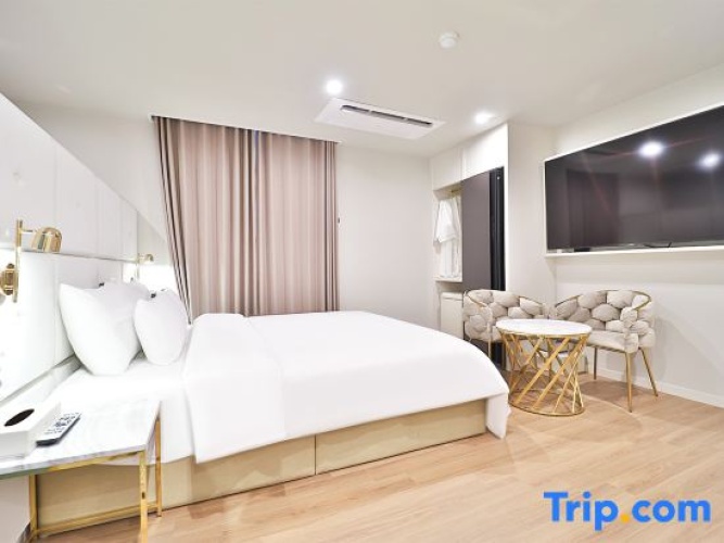 Deluxe Double room with city view